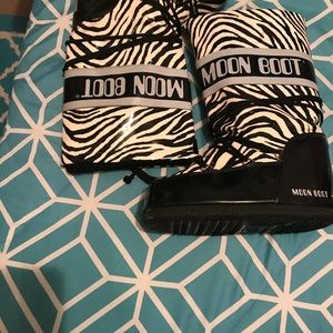 Moon boots with matching vest